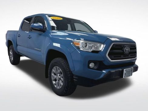 Used 2019 Toyota Tacoma SR5 AWD/4WD image 2