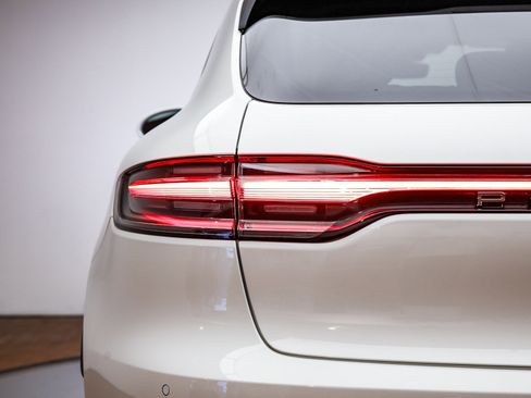 Used 2025 Porsche Macan image 8