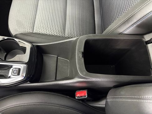 Used 2025 Chevrolet Trax LT FWD image 34