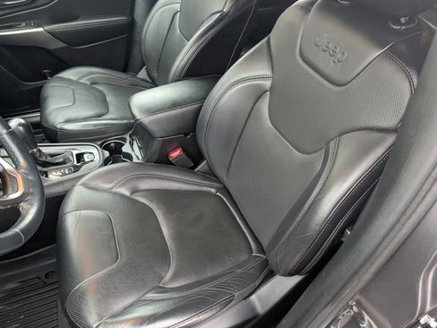 Used 2019 Jeep Cherokee Limited image 12