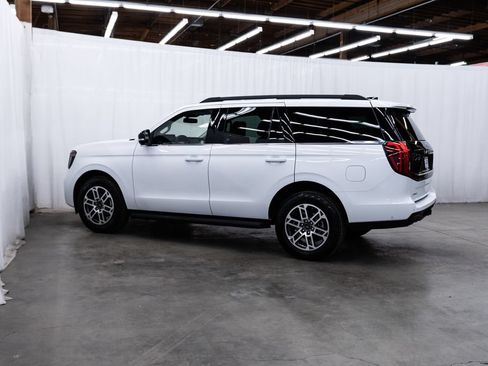 Used 2025 Ford Expedition Active AWD/4WD image 4