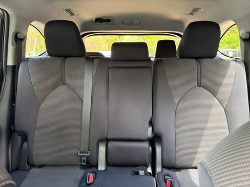 Used 2025 Toyota Highlander LE FWD image 40