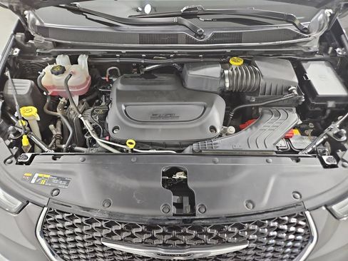 Used 2023 Chrysler Pacifica Touring-L FWD image 21