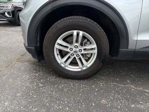 Used 2024 Ford Explorer XLT w/ Equipment Group 202A AWD/4WD image 30