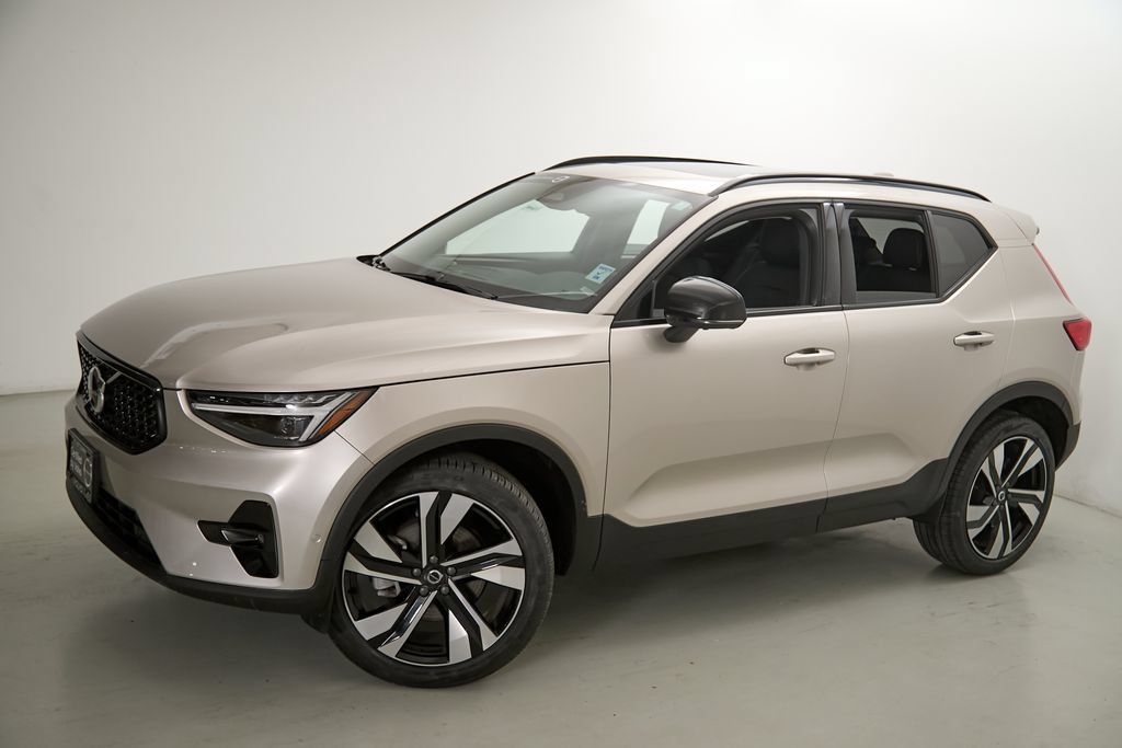 Certified 2024 Volvo XC40 B5 Plus w/ Protection Package Premier AWD/4WD image 3