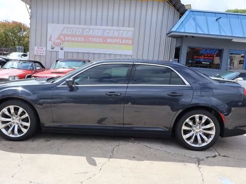 Used 2016 Chrysler 300 Limited RWD image 4