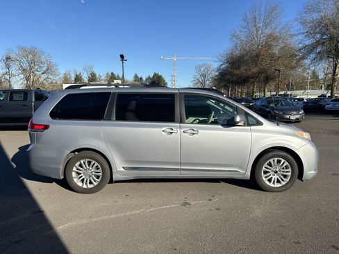 Used 2013 Toyota Sienna XLE image 5