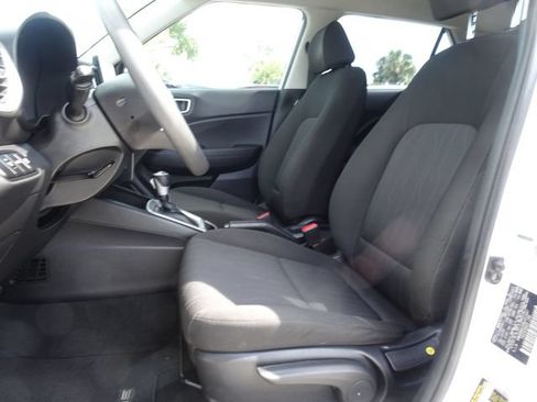 Used 2022 Hyundai Venue SE FWD image 7