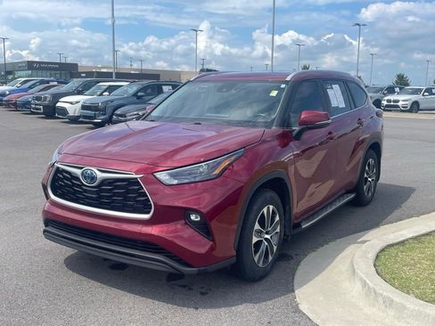 Used 2023 Toyota Highlander XLE FWD image 3