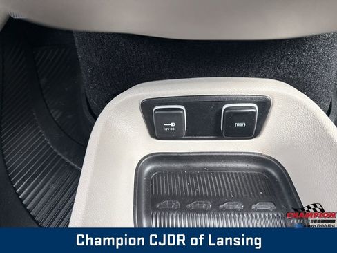 Used 2019 Chrysler Pacifica Limited image 32