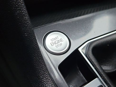 Used 2022 Volkswagen Tiguan SE image 16