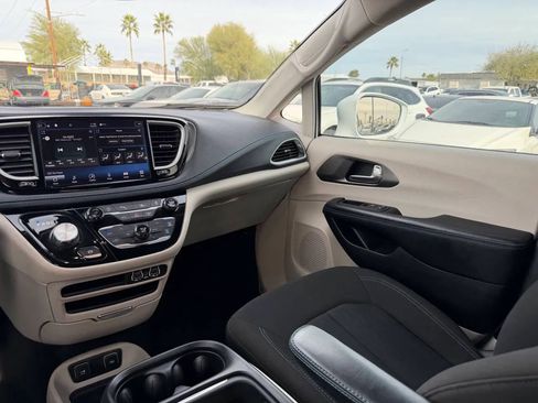 Used 2021 Chrysler Pacifica Touring FWD image 22