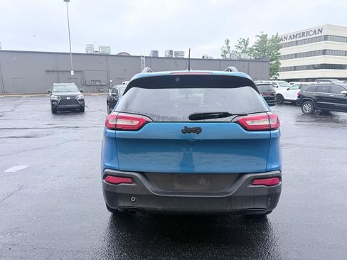 Used 2018 Jeep Cherokee Latitude w/ Altitude Package FWD image 4