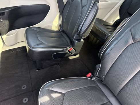 Used 2018 Chrysler Pacifica Limited FWD image 26
