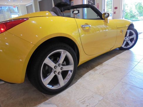 Used 2007 Pontiac Solstice Convertible RWD image 16