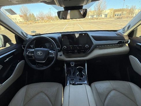 Used 2020 Toyota Highlander Limited image 18