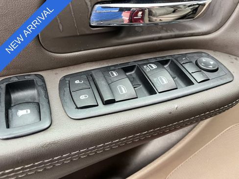 Used 2016 Chrysler Town & Country Touring w/ Driver Convenience Group FWD image 27