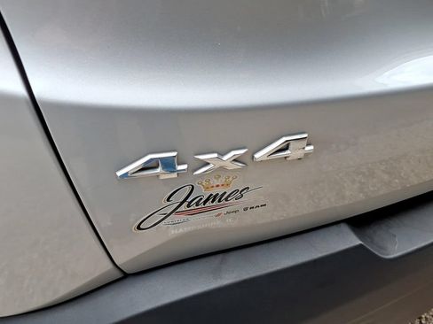 Used 2019 Jeep Renegade Latitude w/ Cold Weather Group AWD/4WD image 32