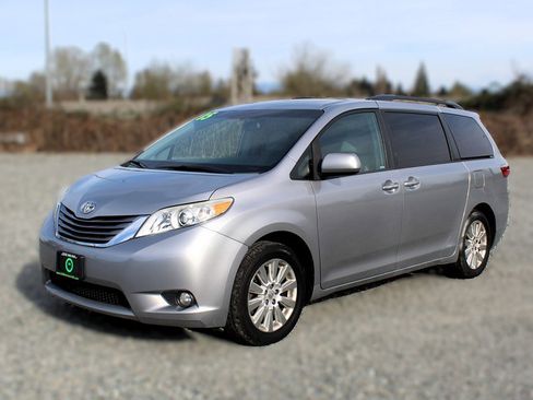 Used 2015 Toyota Sienna XLE Premium image 3
