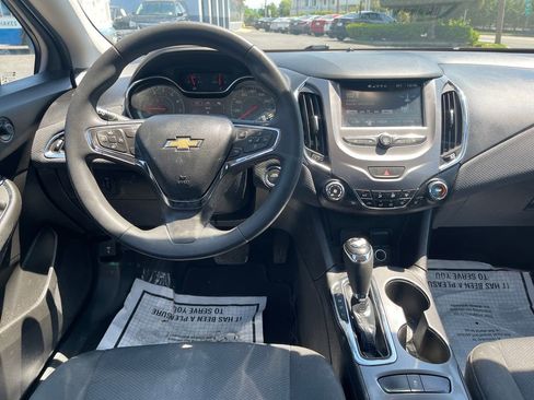 Used 2018 Chevrolet Cruze LT w/ Convenience Package FWD image 18