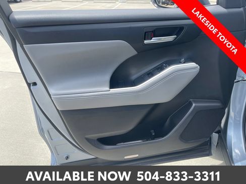 Used 2022 Toyota Highlander XLE FWD image 25