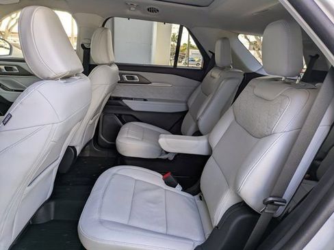 Certified 2025 Ford Explorer Platinum w/ LUX Leather Package image 21