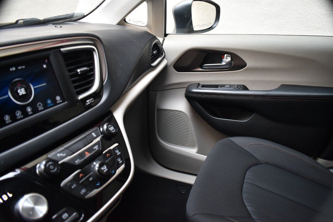 Used 2019 Chrysler Pacifica L FWD image 32