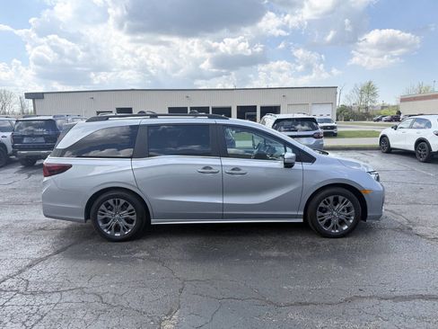 Used 2025 Honda Odyssey Touring image 5
