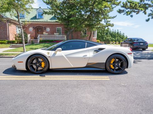 Used 2018 Ferrari 488 GTB RWD image 4