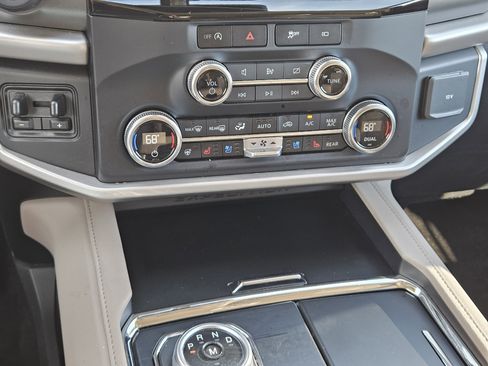 Used 2023 Ford Expedition XLT image 20