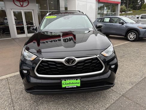 Used 2023 Toyota Highlander XLE AWD/4WD image 9