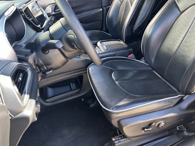 Used 2025 Chrysler Pacifica Limited FWD image 22