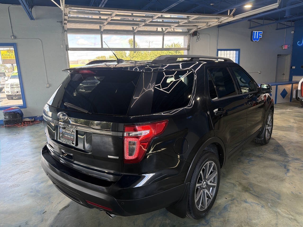 Used 2015 Ford Explorer XLT w/ Equipment Group 202A AWD/4WD image 9