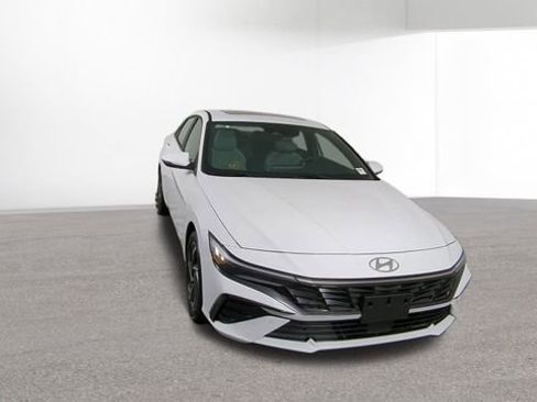 Used 2024 Hyundai Elantra Limited image 3