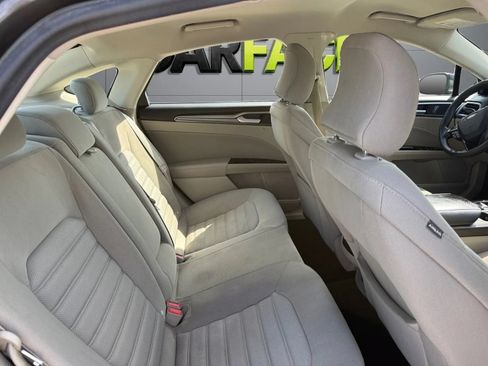 Used 2017 Ford Fusion SE w/ Fusion SE Technology Package FWD image 19