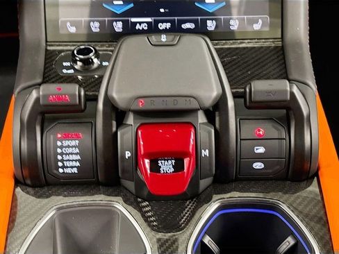 Used 2025 Lamborghini Urus SE AWD/4WD image 13