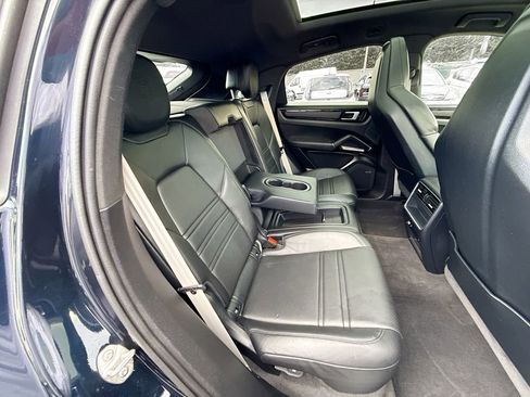 Used 2022 Porsche Cayenne Platinum Edition image 32