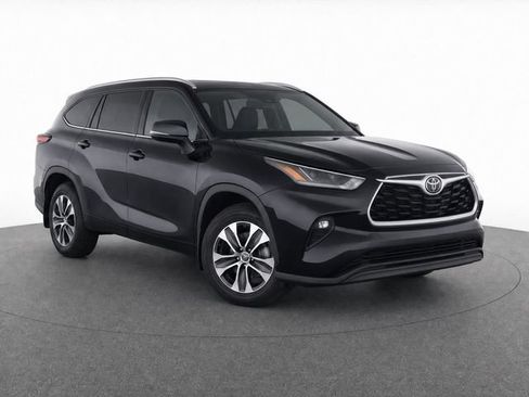 Used 2022 Toyota Highlander XLE FWD image 2