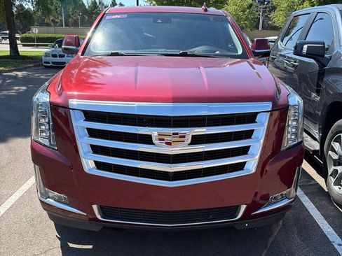 Used 2018 Cadillac Escalade Luxury RWD image 2