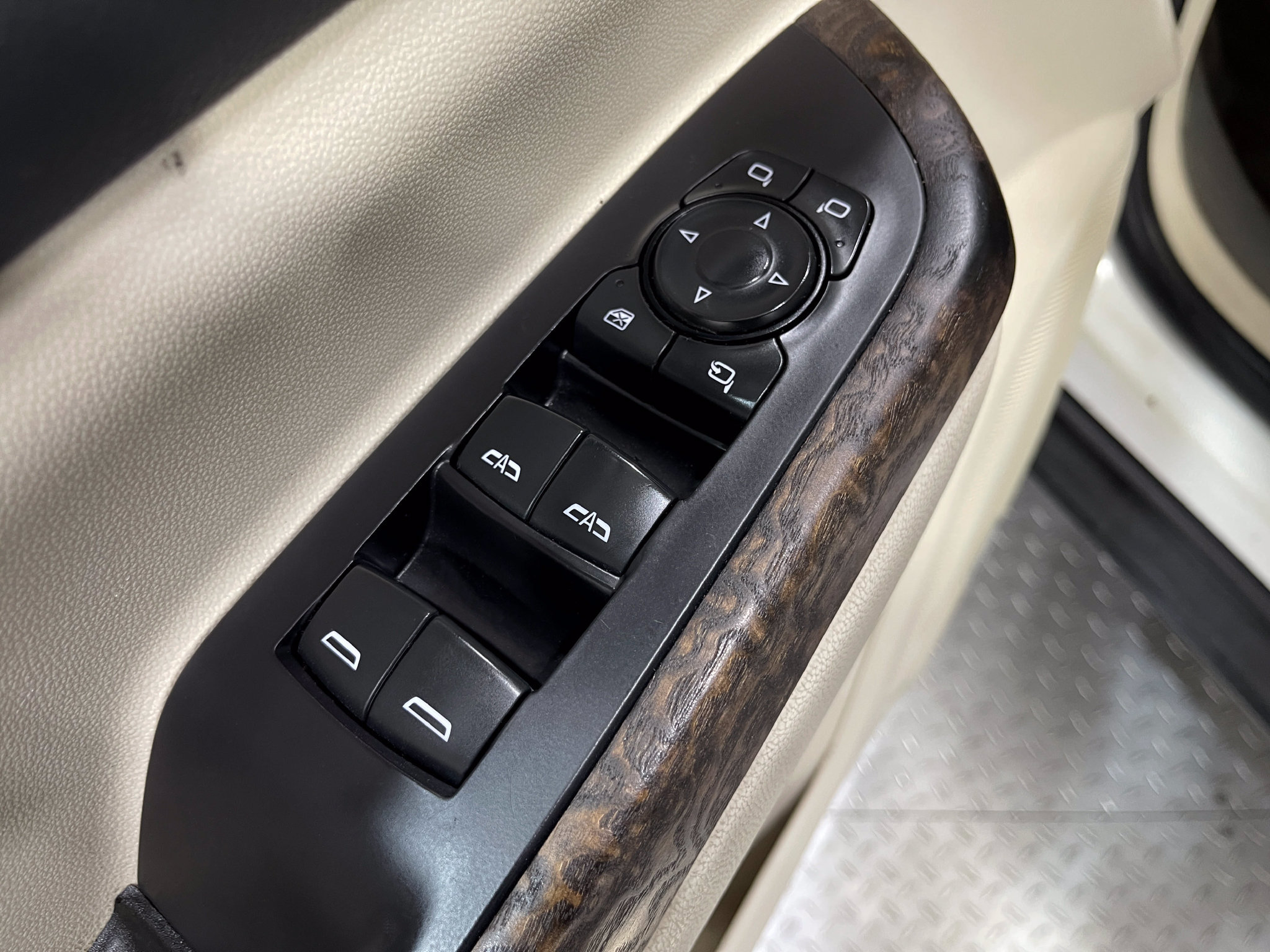 Used 2021 GMC Acadia Denali w/ Denali Technology Package FWD image 16