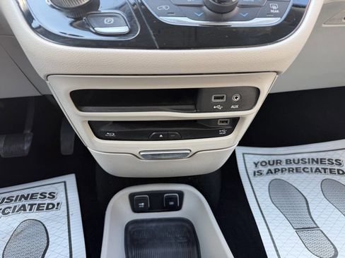 Used 2018 Chrysler Pacifica Touring-L Plus FWD image 17