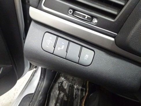 Used 2017 Hyundai Elantra Limited image 31