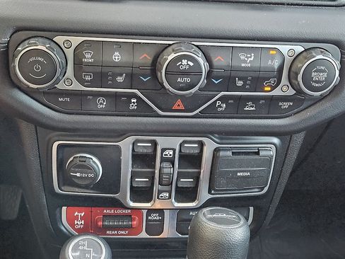 Used 2024 Jeep Gladiator Mojave w/ Safety Group AWD/4WD image 15