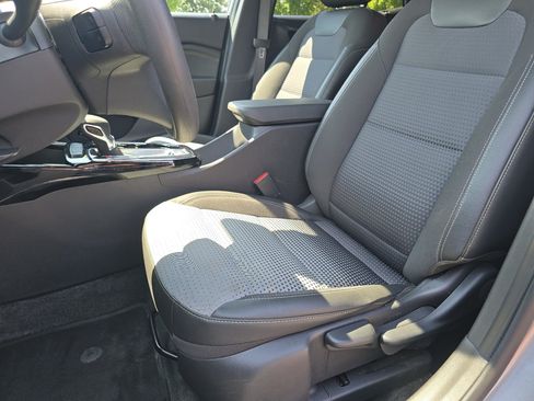 Used 2025 Chevrolet Trax LT FWD image 28