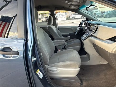 Used 2017 Toyota Sienna L image 31