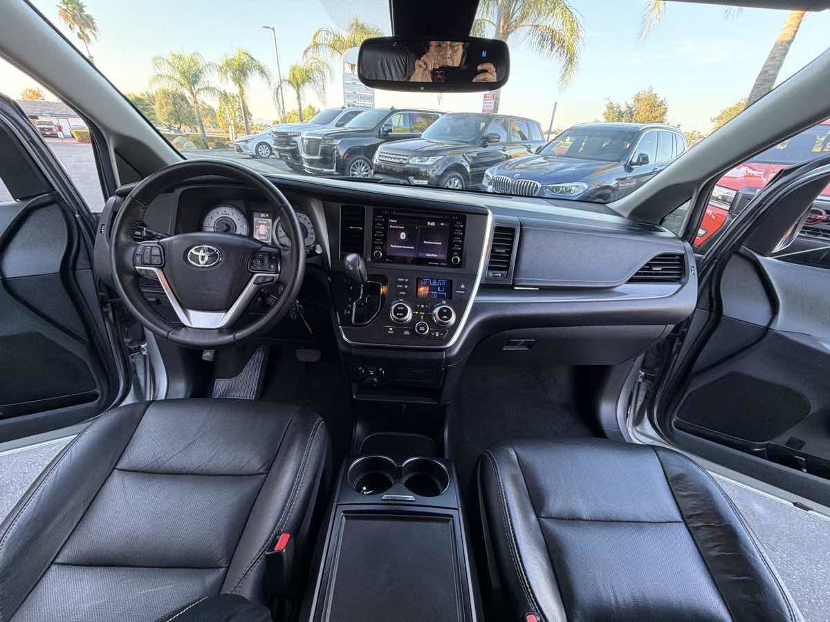 Used 2018 Toyota Sienna SE FWD image 6