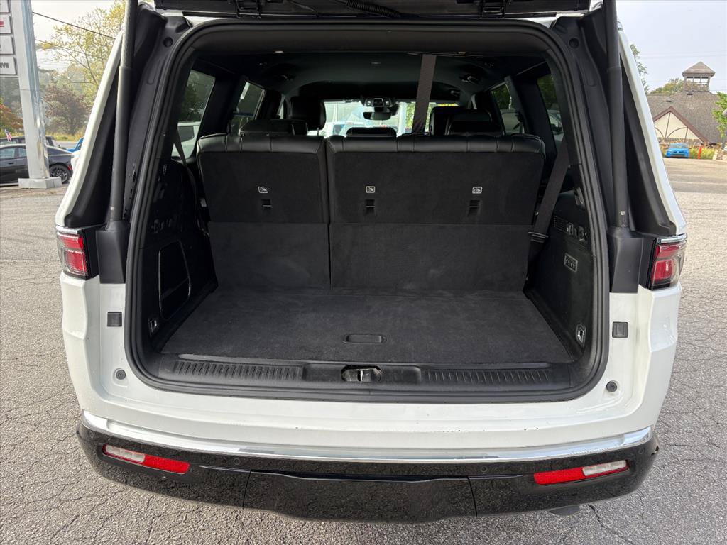 Used 2024 Jeep Wagoneer Series III AWD/4WD image 25