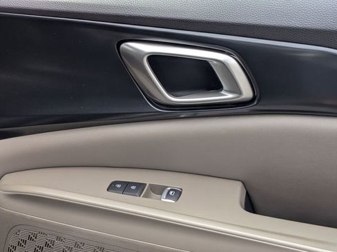 Used 2025 Kia Carnival FWD image 33