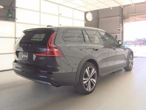 Used 2025 Volvo V60 B5 Cross Country Plus image 4