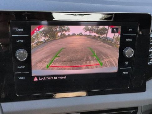 Used 2025 Volkswagen Jetta SE FWD image 19